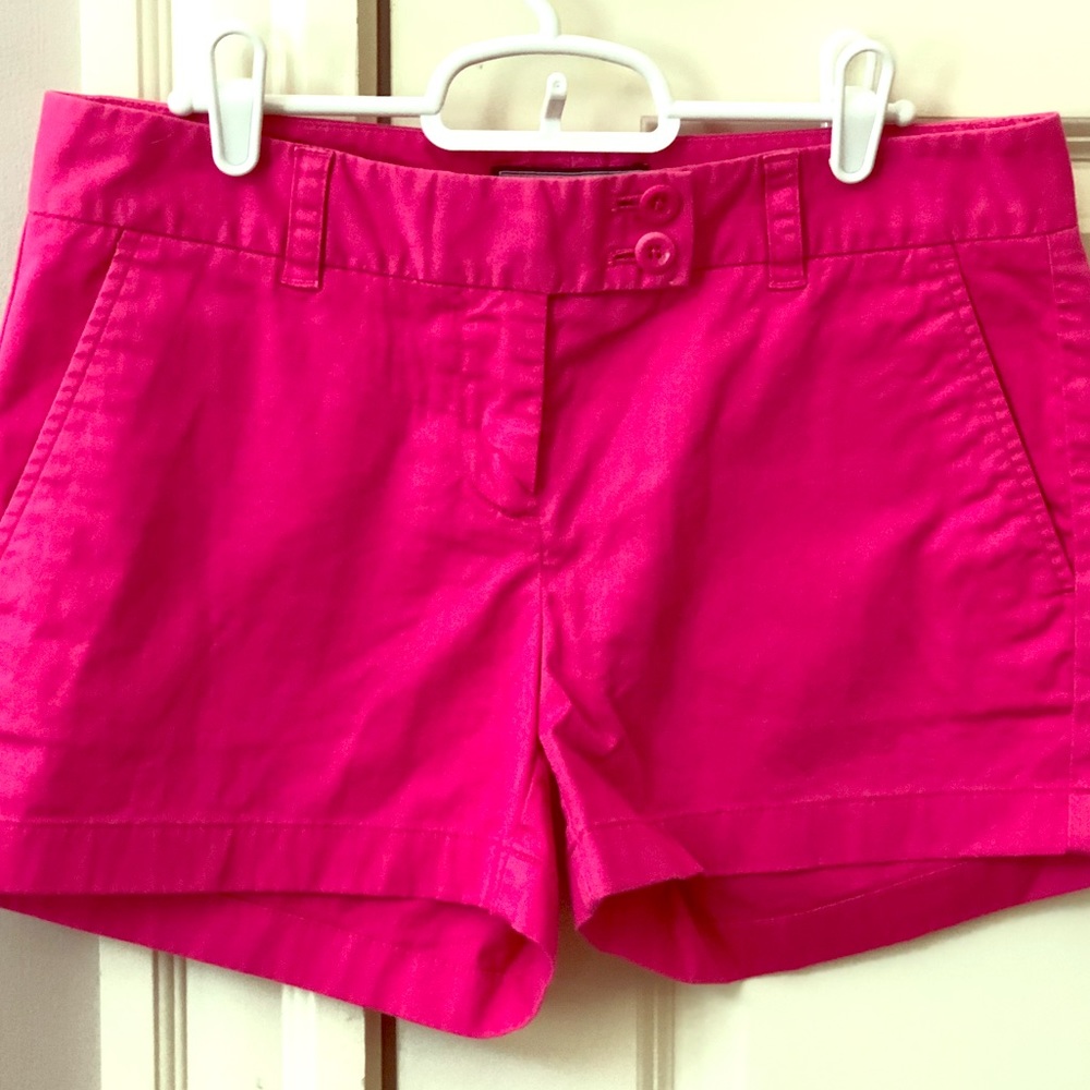 Lipstick pink Vineyard Vines size 4 Short.